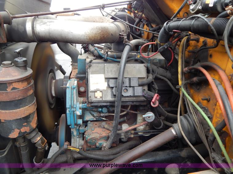 image for item H3391 1999 International 4900 dump truck