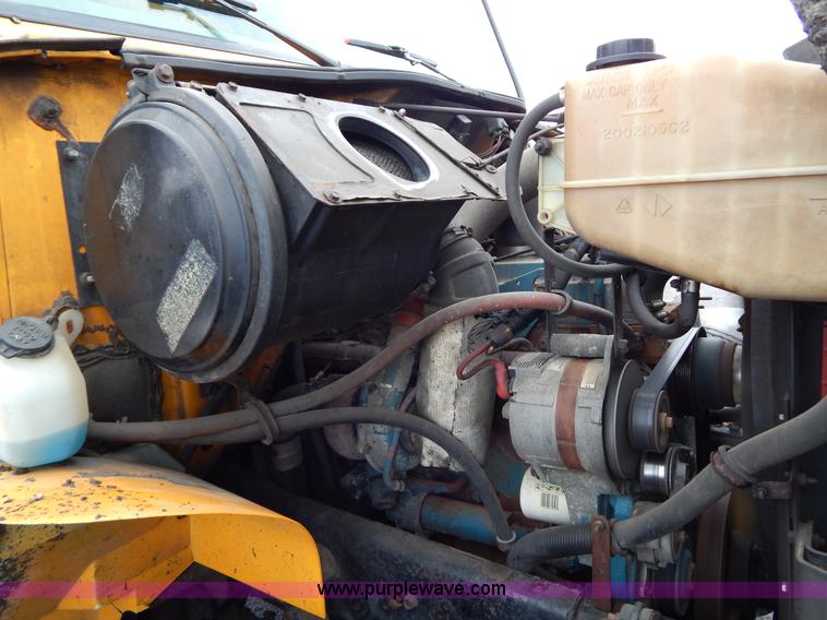 image for item H3391 1999 International 4900 dump truck