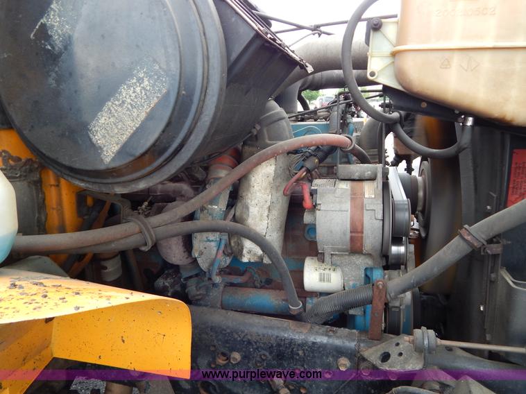 image for item H3391 1999 International 4900 dump truck