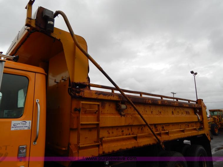 image for item H3391 1999 International 4900 dump truck