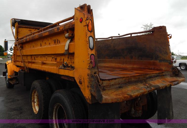 image for item H3391 1999 International 4900 dump truck