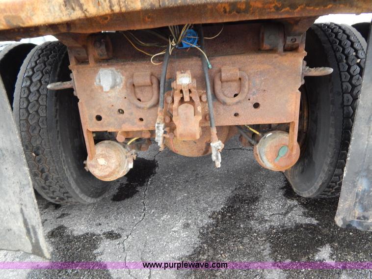 image for item H3391 1999 International 4900 dump truck