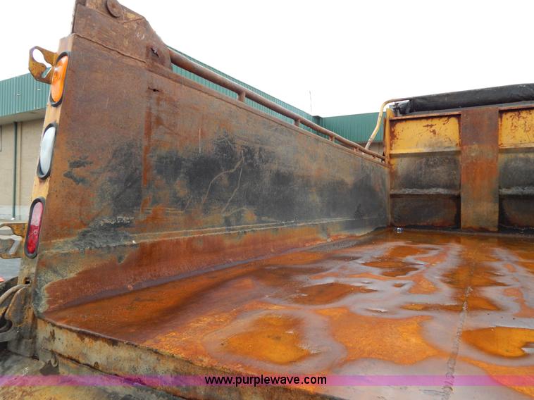 image for item H3391 1999 International 4900 dump truck