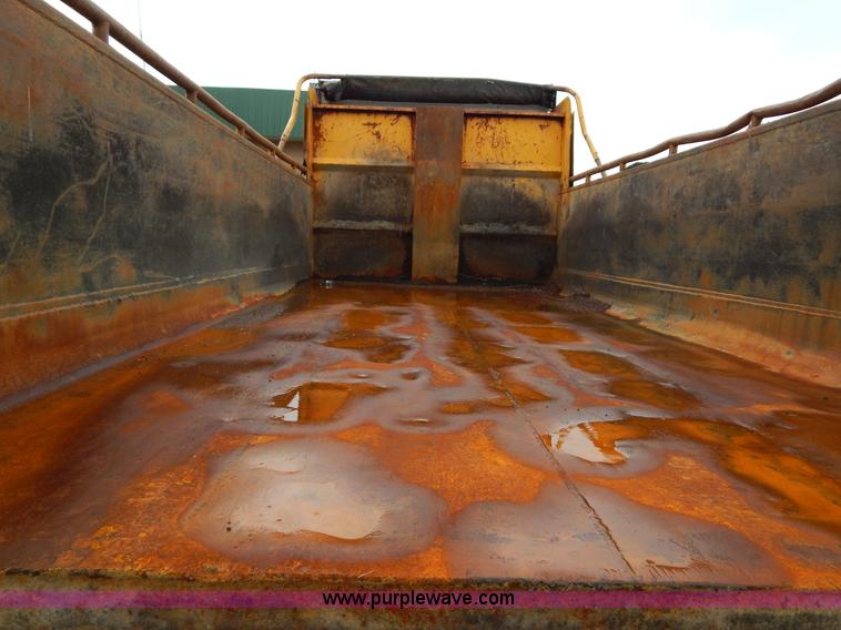 image for item H3391 1999 International 4900 dump truck