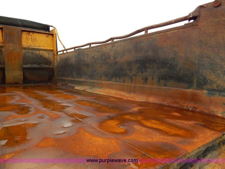 image for item H3391 1999 International 4900 dump truck