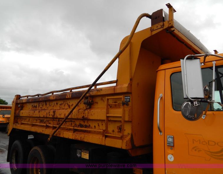 image for item H3391 1999 International 4900 dump truck