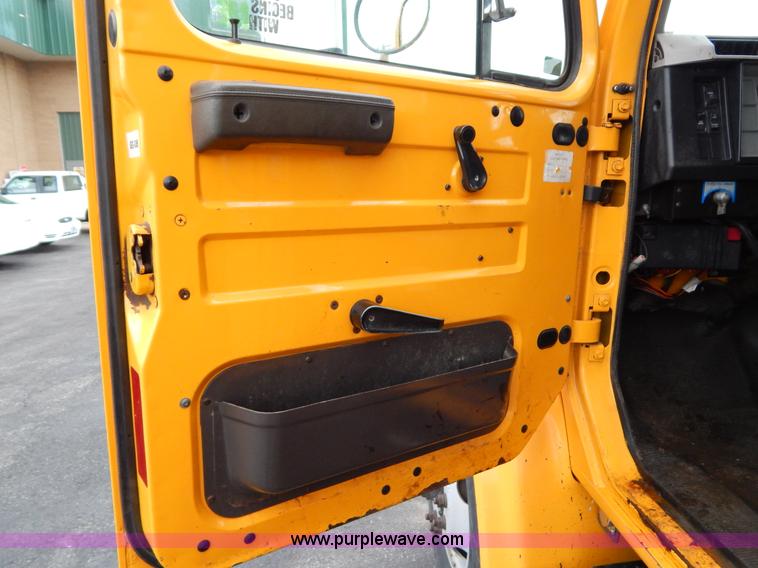 image for item H3391 1999 International 4900 dump truck