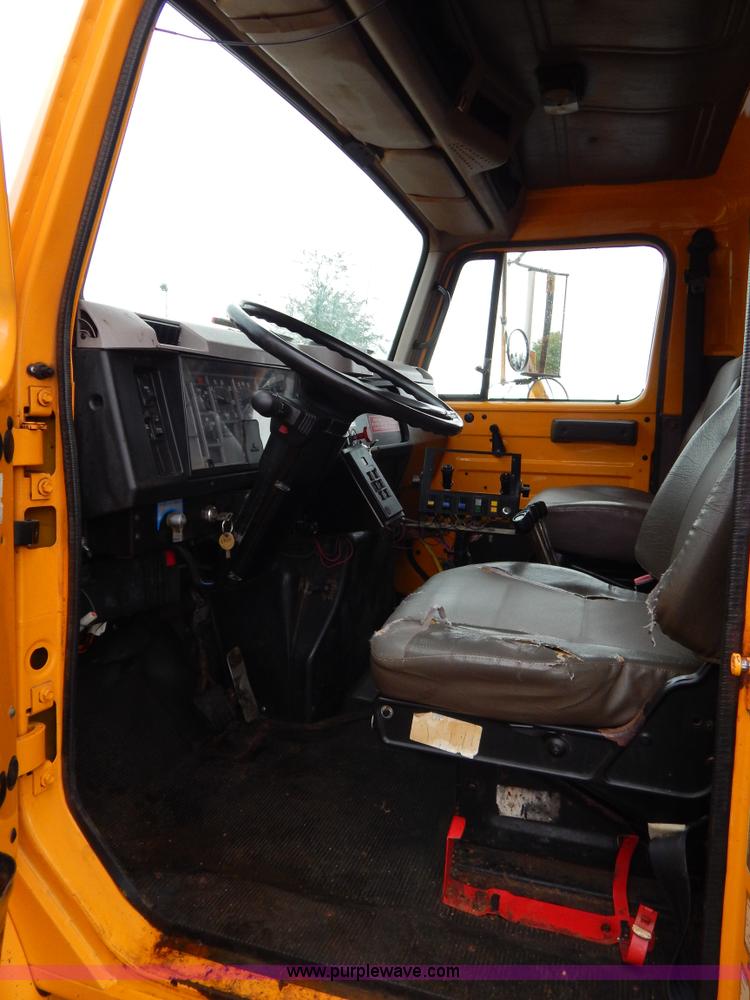 image for item H3391 1999 International 4900 dump truck