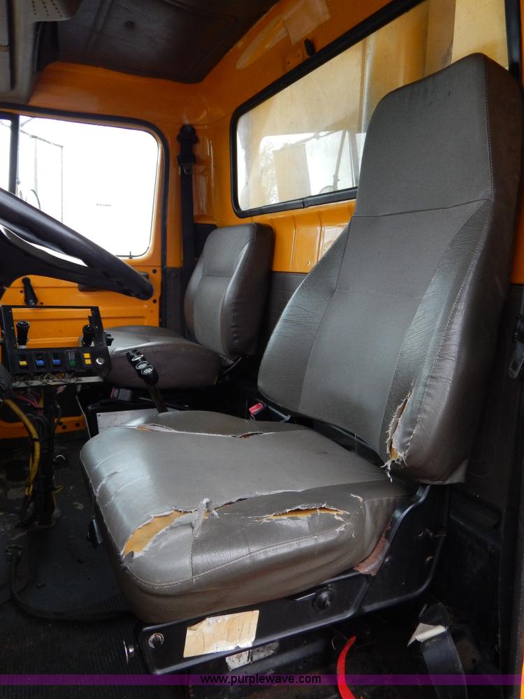 image for item H3391 1999 International 4900 dump truck