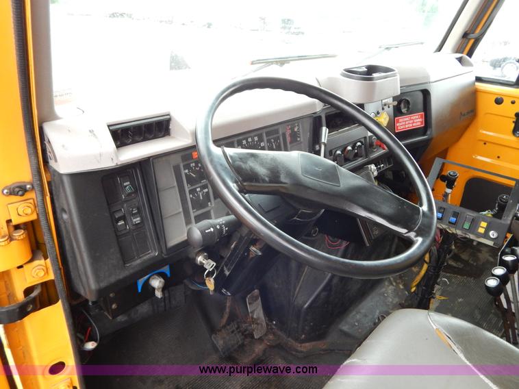 image for item H3391 1999 International 4900 dump truck