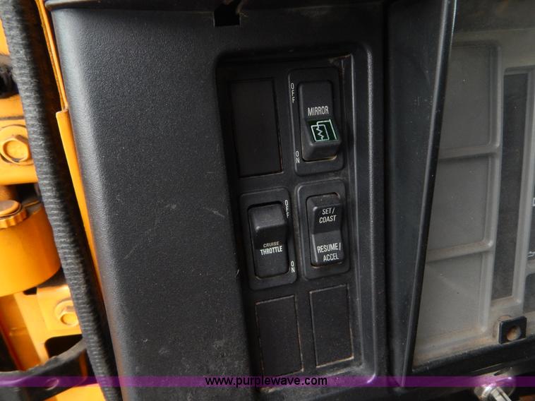 image for item H3391 1999 International 4900 dump truck