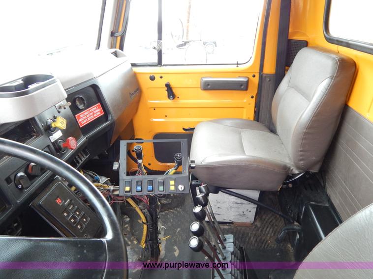 image for item H3391 1999 International 4900 dump truck