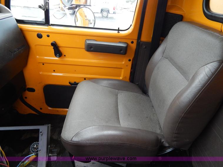 image for item H3391 1999 International 4900 dump truck