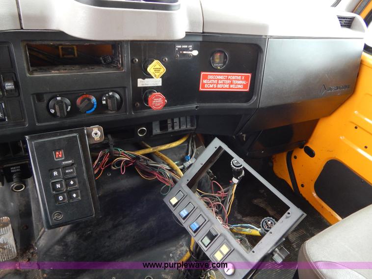 image for item H3391 1999 International 4900 dump truck