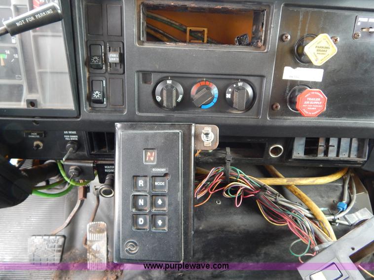 image for item H3391 1999 International 4900 dump truck