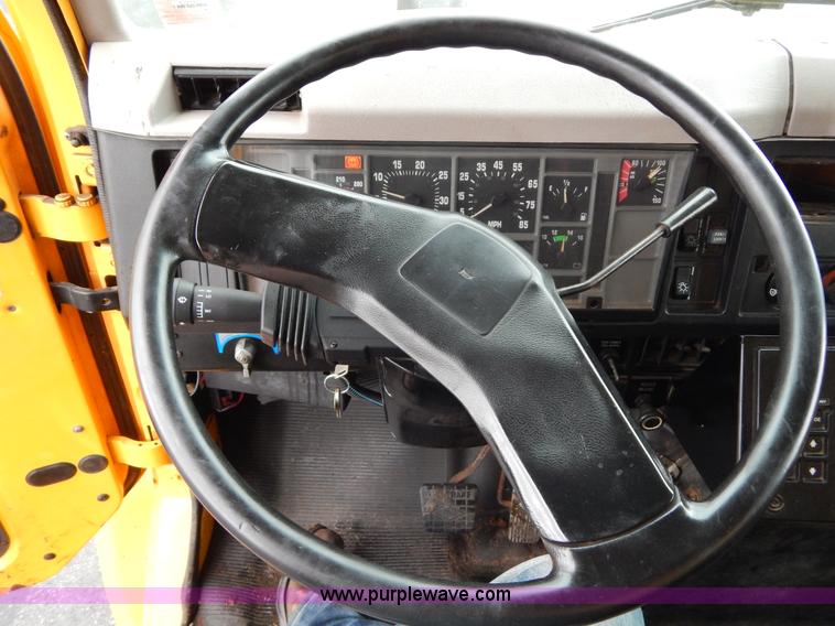 image for item H3391 1999 International 4900 dump truck