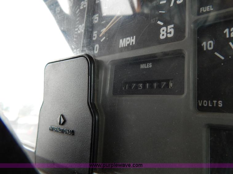 image for item H3391 1999 International 4900 dump truck