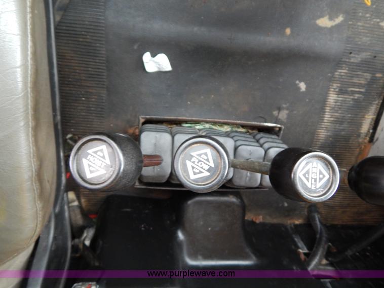 image for item H3391 1999 International 4900 dump truck