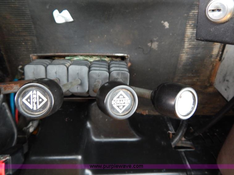 image for item H3391 1999 International 4900 dump truck