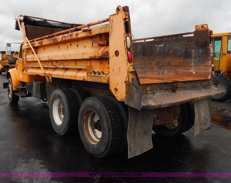 image for item H3392 2000 International 4900 dump truck