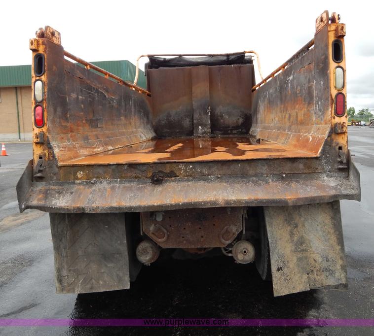 image for item H3392 2000 International 4900 dump truck