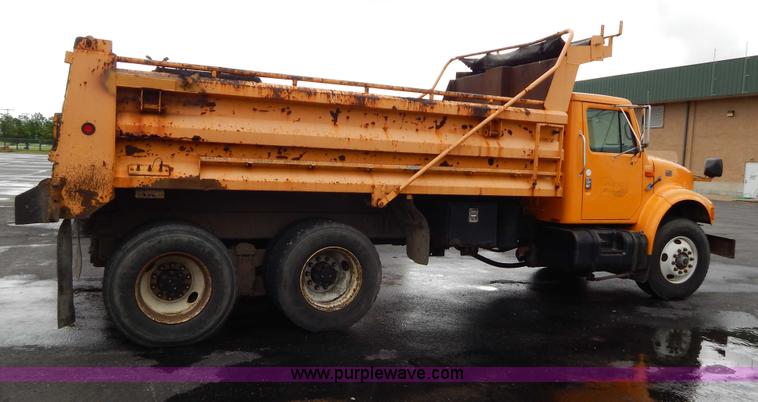 image for item H3392 2000 International 4900 dump truck
