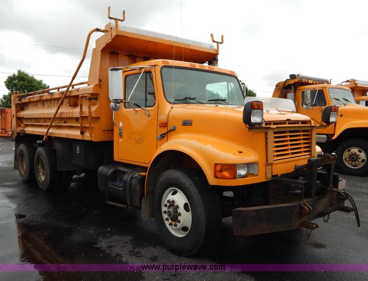 image for item H3392 2000 International 4900 dump truck