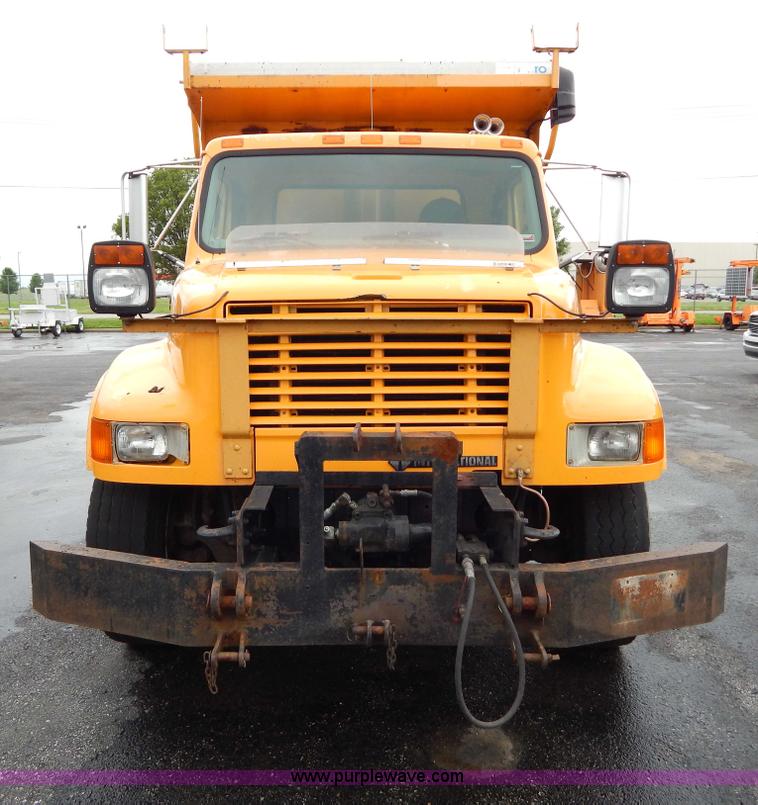 image for item H3392 2000 International 4900 dump truck