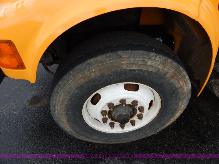 image for item H3392 2000 International 4900 dump truck