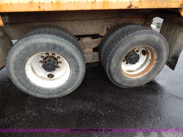 image for item H3392 2000 International 4900 dump truck