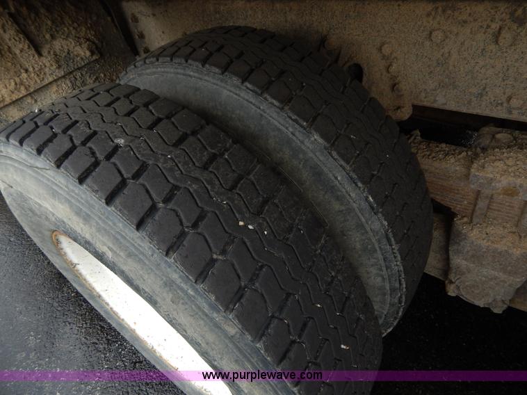 image for item H3392 2000 International 4900 dump truck