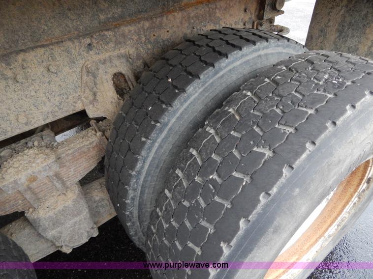 image for item H3392 2000 International 4900 dump truck