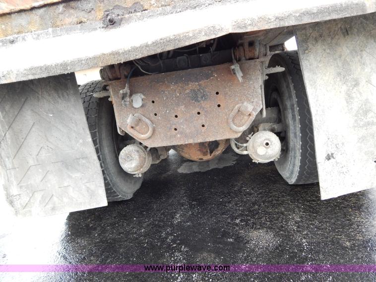 image for item H3392 2000 International 4900 dump truck