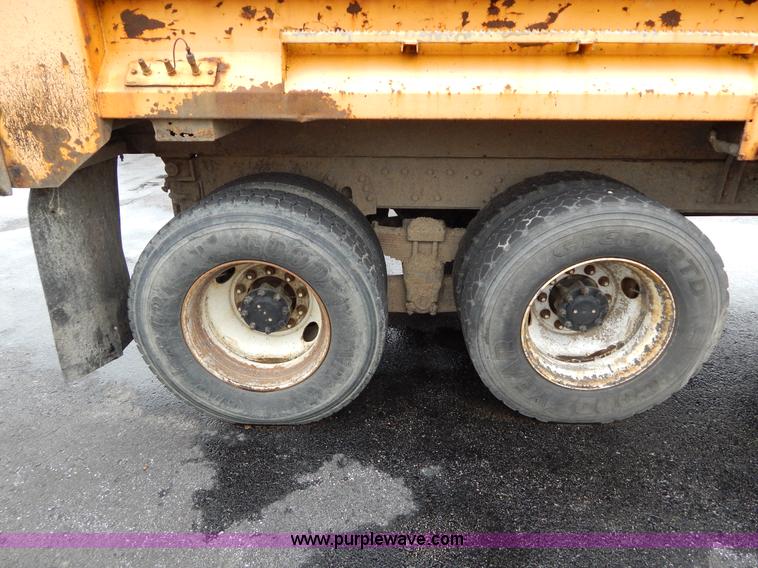 image for item H3392 2000 International 4900 dump truck