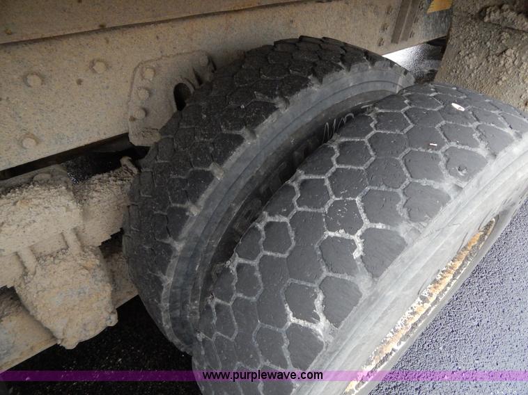 image for item H3392 2000 International 4900 dump truck