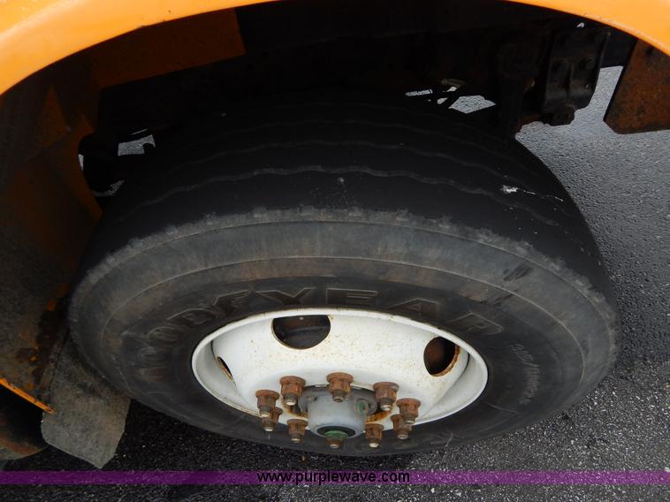 image for item H3392 2000 International 4900 dump truck