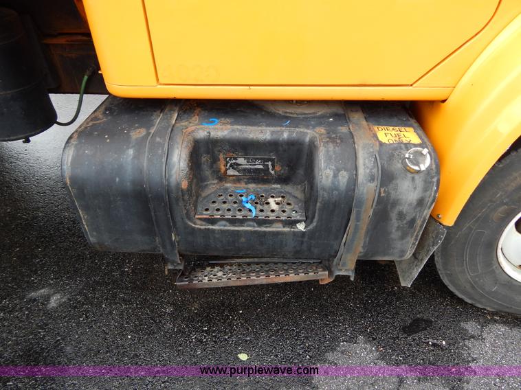 image for item H3392 2000 International 4900 dump truck