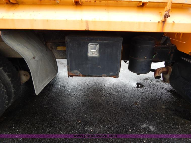 image for item H3392 2000 International 4900 dump truck