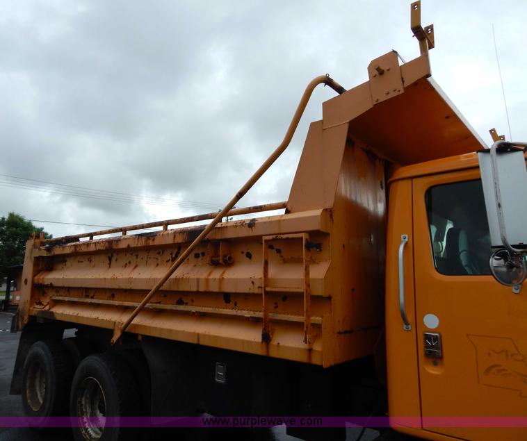 image for item H3392 2000 International 4900 dump truck