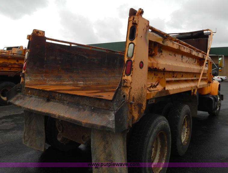 image for item H3392 2000 International 4900 dump truck