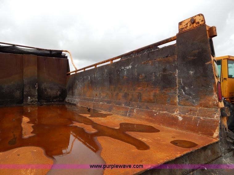 image for item H3392 2000 International 4900 dump truck