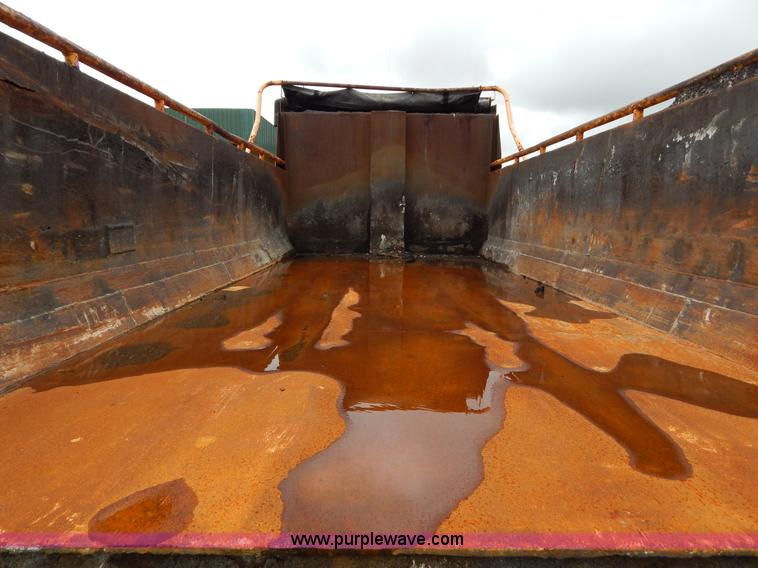 image for item H3392 2000 International 4900 dump truck