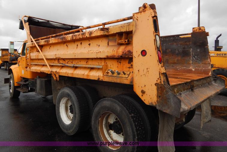 image for item H3392 2000 International 4900 dump truck