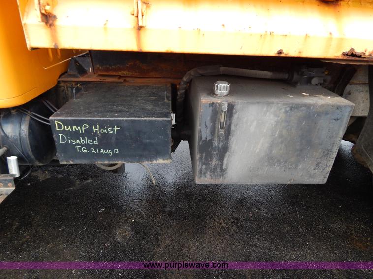 image for item H3392 2000 International 4900 dump truck