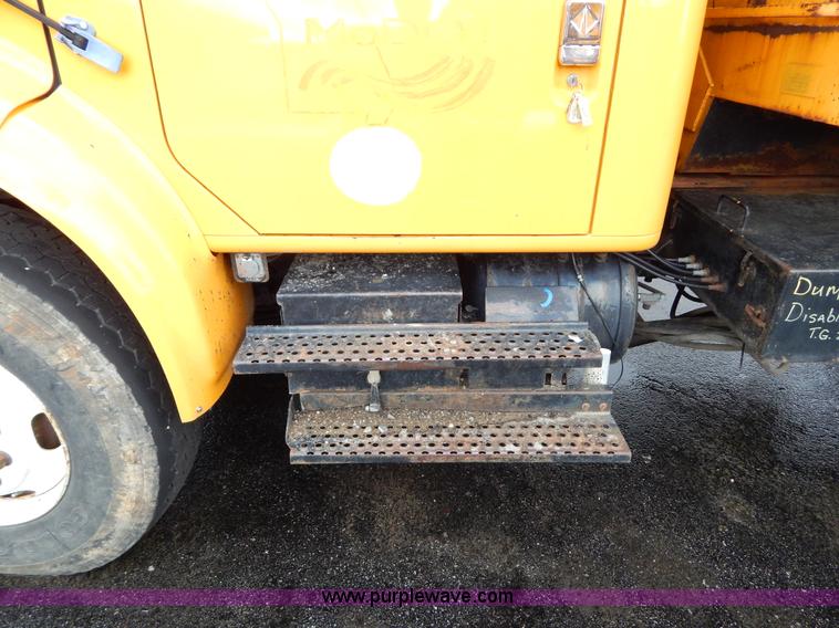 image for item H3392 2000 International 4900 dump truck