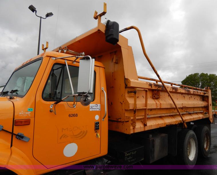 image for item H3392 2000 International 4900 dump truck