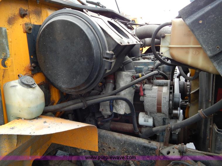 image for item H3392 2000 International 4900 dump truck