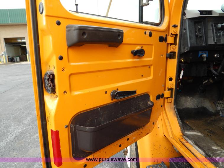 image for item H3392 2000 International 4900 dump truck