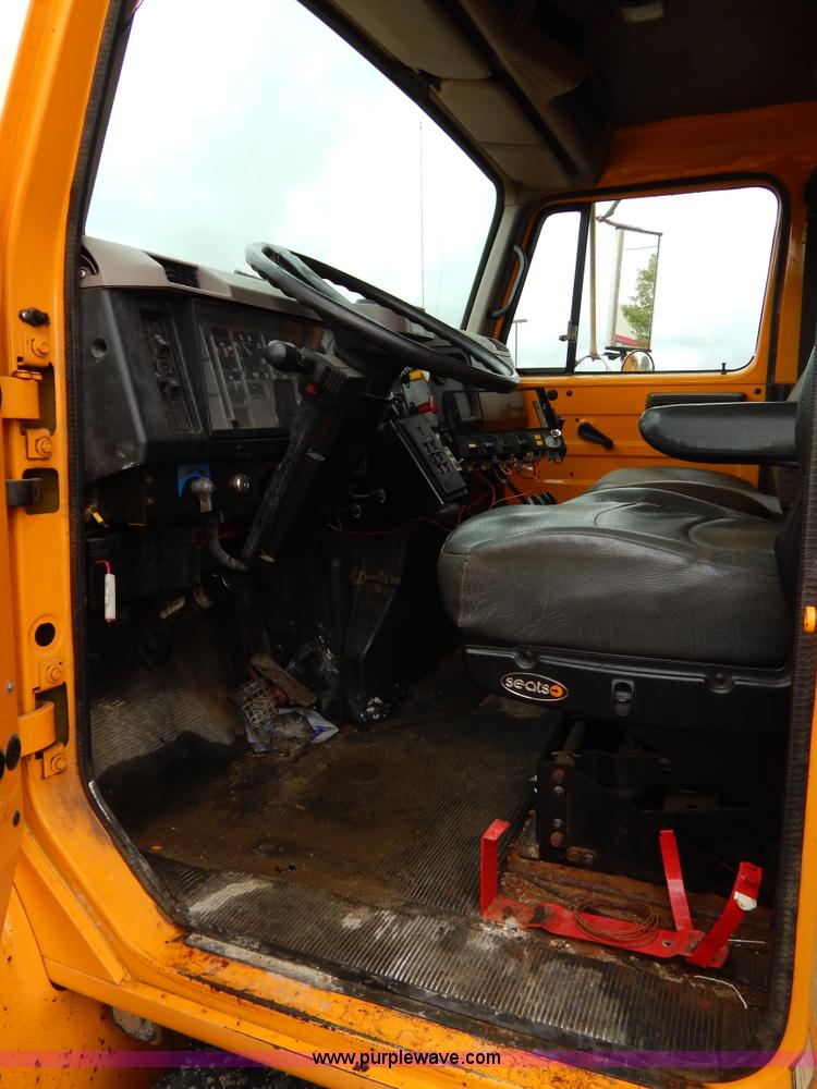 image for item H3392 2000 International 4900 dump truck