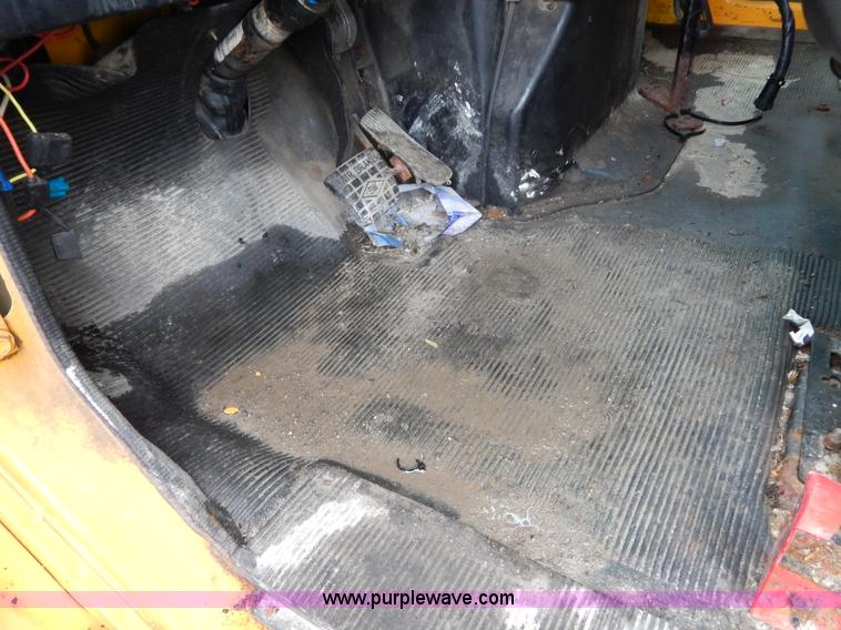 image for item H3392 2000 International 4900 dump truck